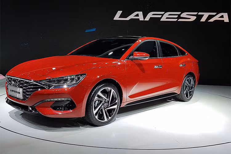 Ra mắt tại triển lãm ôtô Bắc Kinh 2018, Lafesta đã được hãng xe ôtô Hàn Quốc giới thiệu đến công chúng triết lý thiết kế “thể thao gợi cảm” của thương hiệu Hyundai. Đây cũng chính là tuyên ngôn mà Hyundai đã từng công bố cách đây hơn một tháng tại triển lãm ôtô quốc tế Geneva .