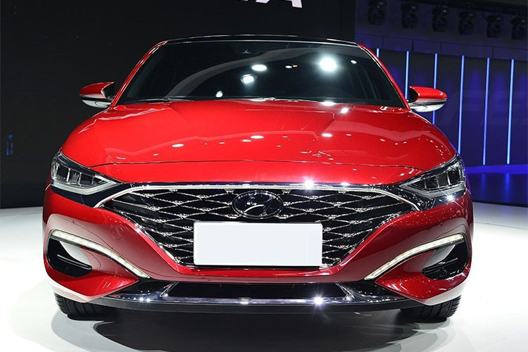 Không có quá nhiều thông tin chi tiết được công bố về mẫu xe này. Tuy nhiên, những hình ảnh trong ngày ra mắt cũng đủ cho công chúng thấy một số các điểm nhấn thiết kế cơ bản như lưới tản nhiệt cỡ lớn viền chrome phía trước, các đường cong trên nắp ca-pô và phía dưới cửa ra vào, cùng một đường bao mái dốc về phía trụ C.