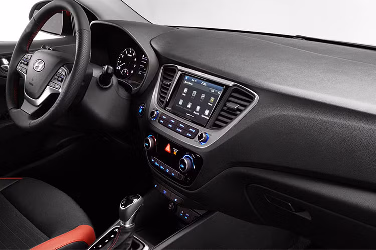 Bên trong nội thất của mẫu xe Hyundai Lafesta 2019 khá rộng rãi và được bố trí thuận tiện cho tài xế. Ngoài ra, “tân binh” trong “gia đình” Hyundai cũng sở hữu hàng loạt vật liệu chất lượng cao, vô số công nghệ mới và nhiều hệ thống trợ lái...