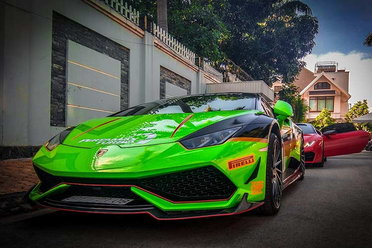 Ngoài bộ áo mới mang phong cách những mẫu siêu xe đua Huracan GT3 EVO, siêu xe Lamborghini Huracan LP610-4 này còn gây ấn tượng với bộ body kit của hãng RevoZport bao gồm các cánh lướt gió phía trước, nẹp sườn bên hông hay cánh gió đuôi cố định phía sau bằng sợi carbon.
