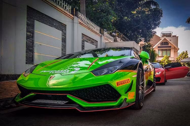 Ngoài bộ áo mới mang phong cách những mẫu siêu xe đua Huracan GT3 EVO, siêu xe Lamborghini Huracan LP610-4 này còn gây ấn tượng với bộ body kit của hãng RevoZport bao gồm các cánh lướt gió phía trước, nẹp sườn bên hông hay cánh gió đuôi cố định phía sau bằng sợi carbon.