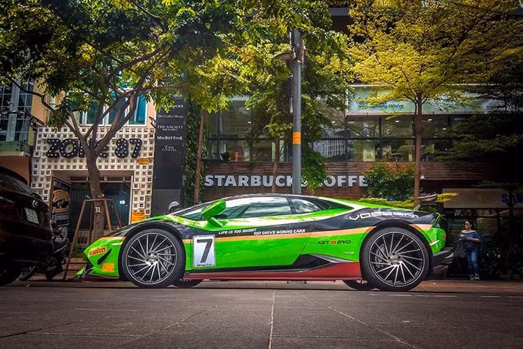 Bộ áo mới chiếc Huracan LP610-4 của doanh nhân quận 2 được lấy cảm hứng và mang phong cách những mẫu siêu xe đua Huracan GT3 EVO đình đám. Trong đó, ngoại hình của xe vẫn mang màu xanh cốm nguyên bản nhưng được trang trí thêm tem, các đề-can màu đen và đỏ để tạo nên bộ áo tương tự những chiếc xe đua Lamborghini Huracan GT3.