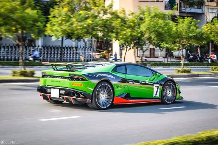 Chưa hết, chủ nhân còn khá công phu trong bản độ này khi thay "bộ vó" Vossen với thiết kế đa chấu. Để tạo nên âm thanh "chát chúa" hơn, siêu xe Lamborghini Huracan độ body kit bằng sợi carbon của hãng RevoZport thay áo theo phong cách những mẫu siêu xe đua Huracan GT3 EVO còn được chủ nhân trang bị ống xả độ của FI.