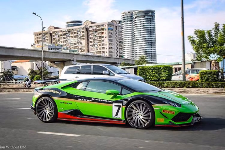 Siêu xe Lamborghini Huracan LP610-4 mang màu sơn xanh cốm tại Việt Nam có đến 3 chiếc xuất hiện, chính điều này đã khiến một chủ nhân "siêu bò" tại quận 2, TP HCM mới đây đã thay áo mới cho chiếc xe đắt tiền của mình để tạo sự nổi bật cũng như tránh đụng hàng. 