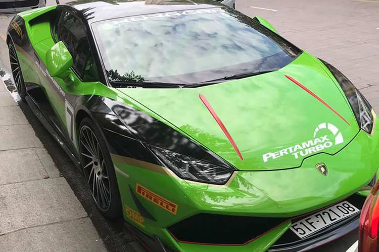 Hiện chưa rõ doanh nhân TP HCM đã bỏ ra bao nhiêu tiền để độ lại siêu xe Lamborghini Huracan LP610-4 màu xanh cốm độc đáo này. Khi mới về thị trường Việt Nam, những chiếc Huracan tiêu chuẩn có giá dao động từ 14 đến 16 tỷ đồng (tuỳ vào mầu sắc và phụ kiện đi kèm...).