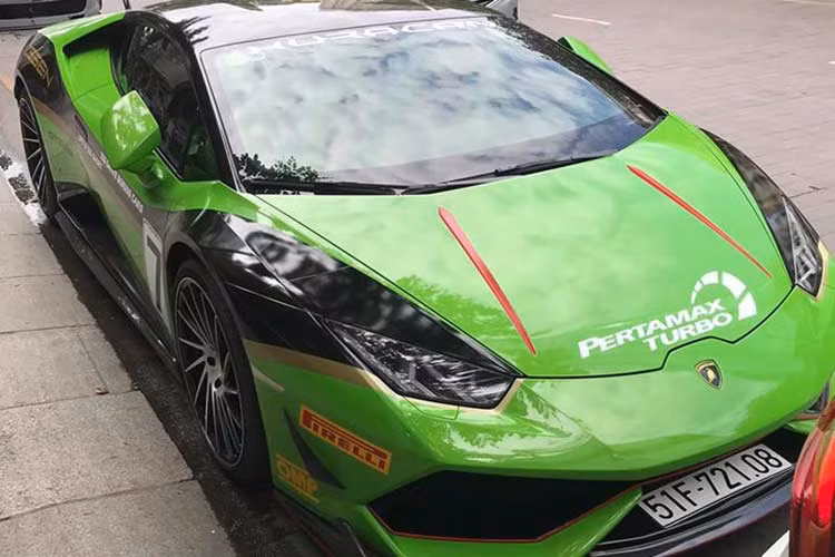 Hiện chưa rõ doanh nhân TP HCM đã bỏ ra bao nhiêu tiền để độ lại siêu xe Lamborghini Huracan LP610-4 màu xanh cốm độc đáo này. Khi mới về thị trường Việt Nam, những chiếc Huracan tiêu chuẩn có giá dao động từ 14 đến 16 tỷ đồng (tuỳ vào mầu sắc và phụ kiện đi kèm...).