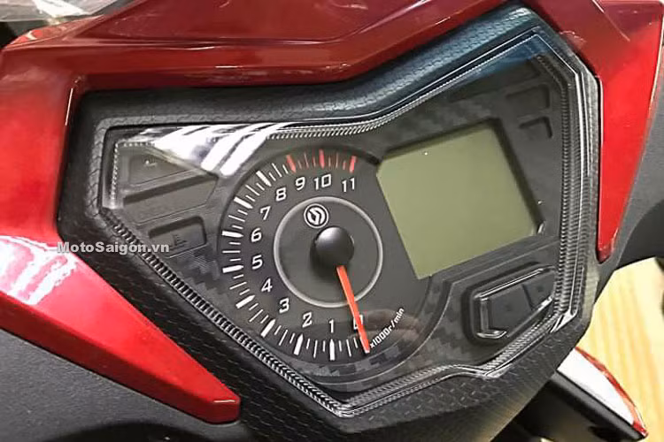 Nhắm đến đối tượng khách hàng là những bạn trẻ yêu thích dòng côn tay thể thao, hay cho những người lần đầu sử dụng côn tay. Tuy nhiên, SYM VF3i 2018 có vài chi tiết thiết kế tương đồng ở các đối thủ. Xe có những đường nét góc cạnh, cụm đèn trước bóng halogen và sau LED, đồng hồ hiển thị dạng LCD cùng với báo tua máy dạng cơ truyền thống.