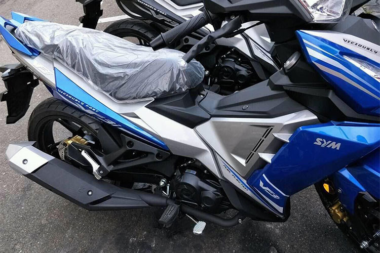 Xe có trọng lượng khoảng 124kg và dung tích bình xăng 7 lít (theo SYM, chiếc xe có thể đạt tầm hoạt động 171km). Trang bị trên xe là bộ mâm đúc kích thích 17 inch, kiểu 5 chấu kép kết hợp lốp trước cỡ 90/80 và lốp sau cỡ 120/70. Phuộc ống lồng trước, sau dạng monoshock.