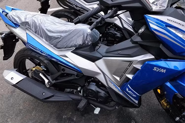 Xe có trọng lượng khoảng 124kg và dung tích bình xăng 7 lít (theo SYM, chiếc xe có thể đạt tầm hoạt động 171km). Trang bị trên xe là bộ mâm đúc kích thích 17 inch, kiểu 5 chấu kép kết hợp lốp trước cỡ 90/80 và lốp sau cỡ 120/70. Phuộc ống lồng trước, sau dạng monoshock.