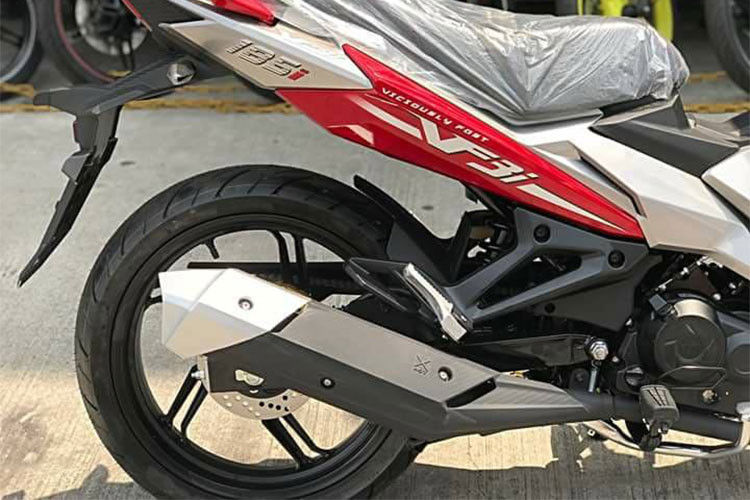 Xe SYM VF3i 2018 sở hữu động cơ SOHC, 4 thì, 4 van, làm mát bằng chất lỏng, dung tích 183 phân khối, sản sinh ra công suất tối đa 17.7 mã lực tại vòng tua máy 8.500 v/ph và mô-men xoắn cực đại 15.3 Nm tại 7.500 v/ph, kết hợp hộp số 6 cấp. Xe chỉ đạt tiêu chuẩn khí thải Euro 3.