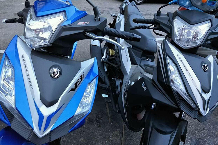 Từng được hãng xe máy SYM tại Việt Nam trưng bày để tham khảo ý kiến các khách hàng, tuy nhiên việc xuất hiện mẫu xe này tại đại lý chững tỏ việc cho ra mắt mẫu xe này chỉ là vấn đề thời gian. Chính vì vậy, giới trẻ chuộng dòng xe máy côn tay underbone đang khá mong chờ ngày ra mắt mẫu SYM VF3i giá rẻ này tại thị trường xe máy Việt.