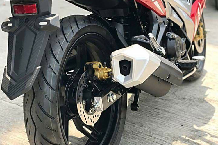 Từng ra mắt tại thị trường Malaysia vào tháng 4/2018 vừa qua, mẫu xe SYM VF3i 2018 có mức giá từ 8,467 RM (tương đương 49,5 triệu đồng) cho bản tiêu chuẩn, và từ 8,785 RM (khoảng 51,4 triệu đồng).