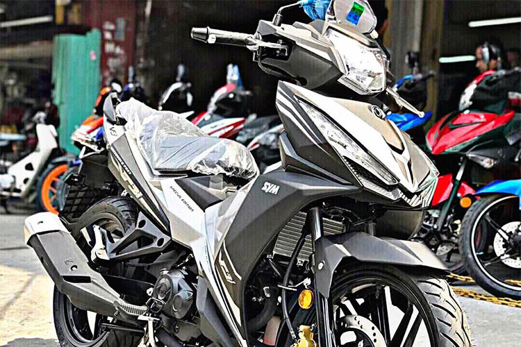 Thương hiệu xe máy Đài Loan – SYM cũng từng trưng bày mẫu xe côn tay kiểu dáng thể thao VF3i, với dung tích động cơ lên tới 183 phân khối tại Việt Nam hồi tháng 5/2018 tại một sự kiện khách hàng nhưng chưa công bố chính thức. Mới đây mẫu xe máy SYM VF3i đã bất ngờ xuất hiện tại một số đại lý xe máy tư nhân ở TP HCM.