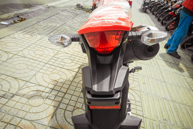 Phần đuôi xe cũng sẽ được tích hợp đèn hậu và xi-nhan đáp ứng điều kiện lưu thông hợp pháp. Đèn hậu của CRF150L được tích hợp khá gọn gàng vào đuôi xe. Giống như phần đầu, các đèn đuôi xe cũng sử dụng bóng sợi đốt. Ống xả được đặt cao bên cạnh phải giúp xe dễ dàng lội qua những vùng nước sâu mà không sợ hư hại động cơ.