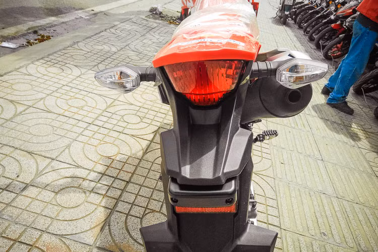 Phần đuôi xe cũng sẽ được tích hợp đèn hậu và xi-nhan đáp ứng điều kiện lưu thông hợp pháp. Đèn hậu của CRF150L được tích hợp khá gọn gàng vào đuôi xe. Giống như phần đầu, các đèn đuôi xe cũng sử dụng bóng sợi đốt. Ống xả được đặt cao bên cạnh phải giúp xe dễ dàng lội qua những vùng nước sâu mà không sợ hư hại động cơ.