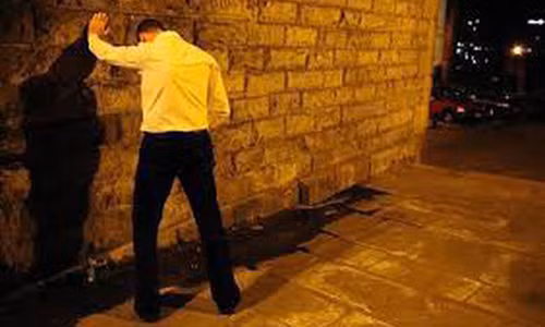 Doi toi danh vu quay mat sang nha hang xom te