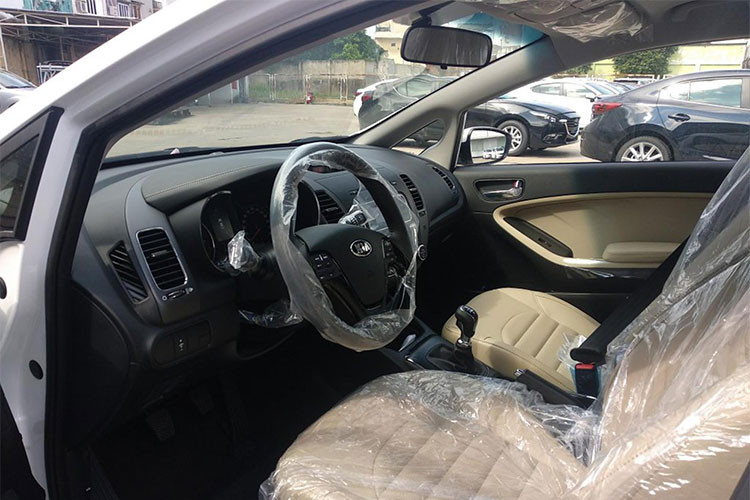 Tuy nhiên, trên Kia Creato bản MT Base mới sắp tới sẽ bị cắt giảm 11 hạng mục, gồm DVD, camera lùi, nẹp trang trí cốp sau, ốp chống trầy cốp sau, ốp cản xe và ống xả kép, tấm lót sàn xe, phim cách nhiệt, tấm lót khoang hành lý, cánh gió, sạc điện thoại không dây và túi cứu hộ.