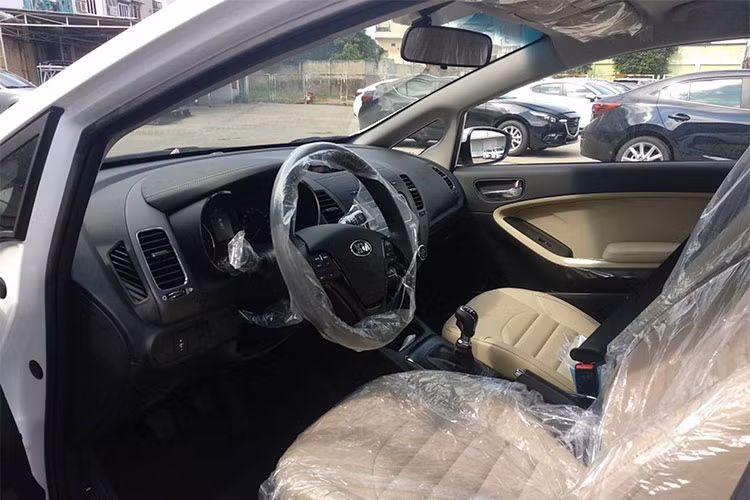 Tuy nhiên, trên Kia Creato bản MT Base mới sắp tới sẽ bị cắt giảm 11 hạng mục, gồm DVD, camera lùi, nẹp trang trí cốp sau, ốp chống trầy cốp sau, ốp cản xe và ống xả kép, tấm lót sàn xe, phim cách nhiệt, tấm lót khoang hành lý, cánh gió, sạc điện thoại không dây và túi cứu hộ.