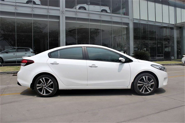 Về ngoại thất diện mạo của mẫu xe sedan Kia Cerato bản SMT mới này vẫn không có sự thay đổi đáng kể. Xe vẫn giữ nguyên kiểu thiết kế hiện đại, trẻ trung. Phần đầu xe với lưới tản nhiệt hình mũi hổ đặc trưng, đèn pha Halogen dạng thấu kính với đèn LED ban ngày.