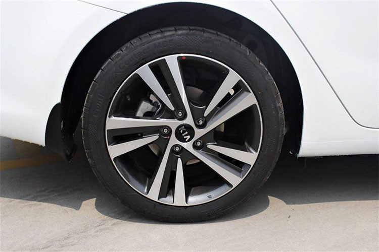 Mặc dù là một mẫu sedan hạng C thấp nhất, Cerato 1.6 SMT vẫn được trang bị la-zăng hợp kim, kích thước 17 inch như trên phiên bản 1.6 MT.