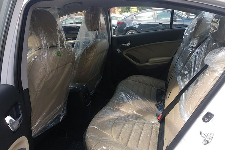 Trang bị an toàn cho Kia Cerato 1.6 SMT mới gồm hỗ trợ phanh (ABS, EBD), kiểm soát hành trình chủ động và 2 túi khí. Hệ thống hỗ trợ phanh khẩn cấp (BA), cân bằng điện tử và ổn định thân xe hiện chỉ có trên bản cao cấp nhất.