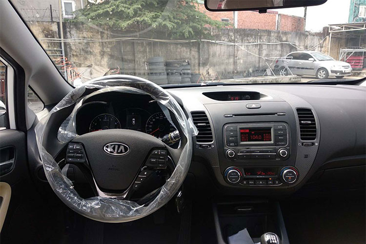 Qua hình ảnh, có thể thấy trang bị bên trong xe ngoài DVD và sạc không dây đã bị loại bỏ. Các trang bị khác sẽ vẫn giữ nguyên không thay đổi bao gồm; nội thất với ghế ngồi da, kính lái tự động một chạm, sấy kính, cửa gió điều hoà ghế sau, ghế lái chỉnh điện 6 hướng…