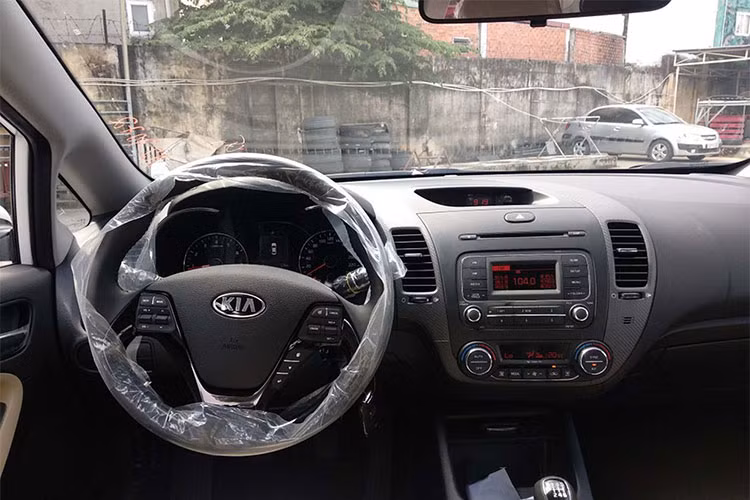 Qua hình ảnh, có thể thấy trang bị bên trong xe ngoài DVD và sạc không dây đã bị loại bỏ. Các trang bị khác sẽ vẫn giữ nguyên không thay đổi bao gồm; nội thất với ghế ngồi da, kính lái tự động một chạm, sấy kính, cửa gió điều hoà ghế sau, ghế lái chỉnh điện 6 hướng…