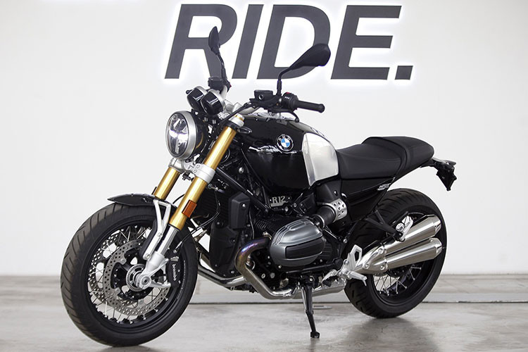 Bên cạnh mẫu R12 thường, BMW R12 nineT hoàn toàn mới đã được ra mắt thế giới từ cuối năm 2023. Nhưng phải tới nay, dòng môtô phân khối lớn hoài cổ này mới được THACO BMW chính thức phân phối tại thị trường Việt Nam