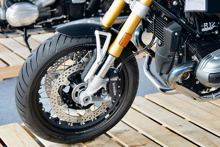 Khung phụ phía sau tách rời vẫn dạng lưới mắt cáo bằng thép và được bắt vít vào khung chính. BMW R12 nineT được trang bị cặp phuộc trước USD 45mm có thể tùy chỉnh độ nén hồi trước sau và hành trình giảm xóc dài 119mm.