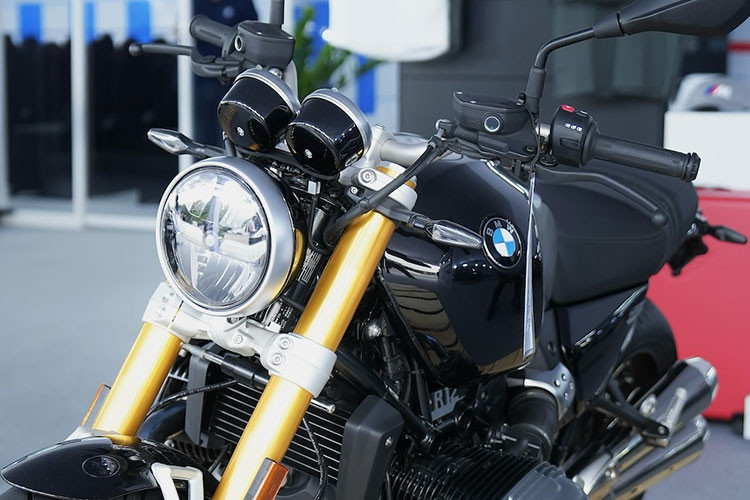 Mẫu xe môtô BMW R12 nineT 2025 mới nổi bật với bình xăng bằng nhôm và được làm lõm xuống ở khu vực để 2 đầu gối. Thiết kế này lẫy cảm hứng từ các mẫu classic trước đây của BMW hay chiếc R90 S của thập niên 70. Các tấm ốp hai bên được sơn cùng với với thân xe và có thêm logo “nineT” mạ chrome.