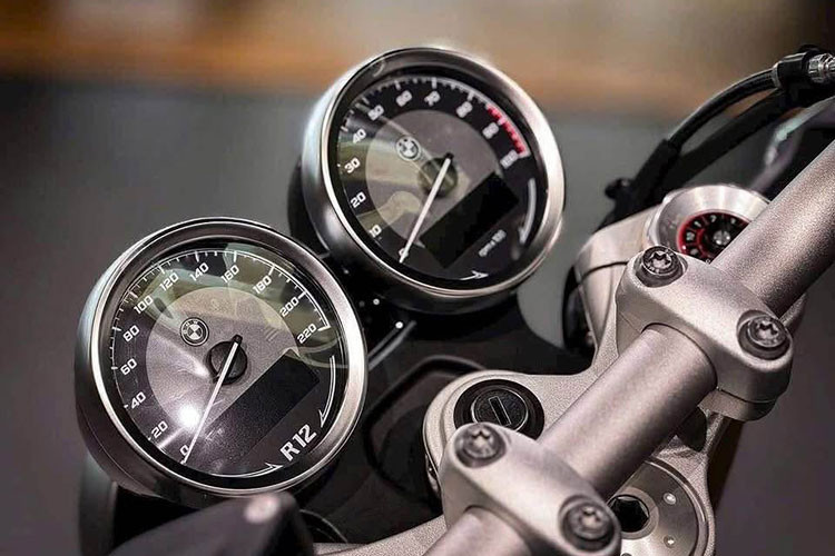 Chiếc roadster của BMW sử dụng cặp vành đúc kích thước 17inch, chiều cao yên của R12 nineT là 795mm. BMW R12 nineT sở hữu hai bảng đồng hồ dạng tròn trông tương tự đời cũ.