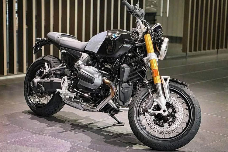 Thiết kế khung mới cũng khiến vị trí của hộp lọc gió thay đổi và chuyển xuống nằm bên dưới yên xe. Đồng thời cũng không cần tới 2 ống hút gió nằm bên dưới bình xăng như trên R NineT. Bên cạnh đó, hệ thống ống xả đôi mạ chrome cũng được thiết kế lại.