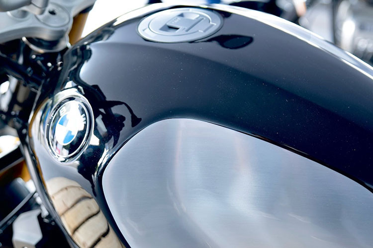 Yếu tố cốt lõi đem tới khả năng tùy biến linh hoạt của dòng R12 đó là bộ khung thép ống dạng lưới mắt cáo liền khối, thay vì tách rời 2 phần như thế hệ cũ. Thiết kế khung mới giúp R 12 có tổng thể gọn gàng hơn và nhẹ hơn.