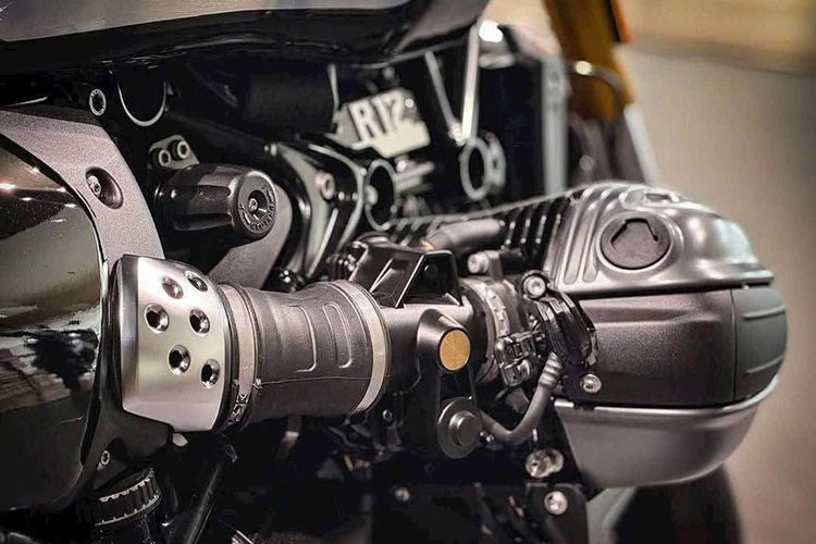 Tuy nhiên cỗ máy của BMW R12 nineT đã có những nâng cấp để đáp ứng các tiêu chuẩn khí thải mới nhất. Cụ thể, BMW đã thiết kế lại đầu qui-lát và bổ sung các chi tiết từ động cơ Boxer 2 van cổ điển trước đây. Theo công bố, R12 nineT có công suất 109 mã lực và mô-men xoắn 115Nm tại 6.500rpm.