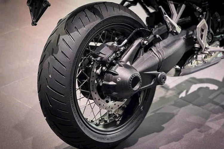 Hệ thống phanh vẫn sử dụng của Brembo với hai kẹp phanh trước 4 piston lắp hướng tâm với đĩa 310mm và kẹp phanh sau 2 piston với đĩa 265mm ở phía sau. Xe được trang bị động cơ Boxer DOHC, làm mát bằng dầu/không khí, dung tích 1.170cc không quá khác biệt so với phiên bản tiền nhiệm.