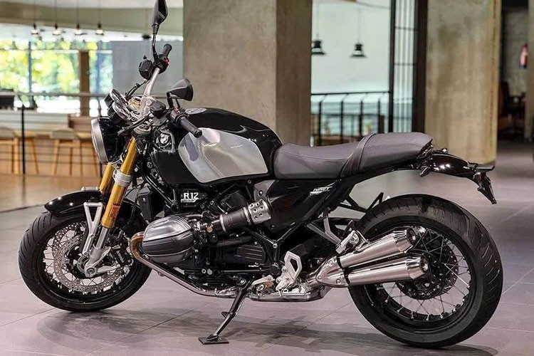 Mức giá xe BMW R12 nineT 2025 chính hãng Việt Nam bán ra khởi điểm từ 699 triệu đồng. Thay thế cho người tiền nhiệm R nineT, BMW R12 nineT sở hữu thiết kế hoàn toàn mới nhưng với động cơ từ thế hệ cũ được nâng cấp.