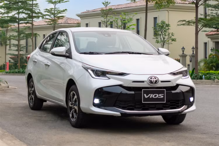 Có 1.041 xe Toyota Vios đến tay khách hàng Việt Nam trong tháng 3/2025, tăng 287 xe so với tháng 2.2025. Qua đó khép lại quý bán hàng đầu năm với tổng doanh số đạt 2.285 xe. Toyota Vios hiện đang được hãng xe Nhật Bản lắp ráp trong nước, giá bán từ 479 - 600 triệu đồng. Hiện tại, Toyota Vios được hãng xe Nhật áp dụng lại gói ưu đãi hỗ trợ 50% lệ phí trước bạ. 