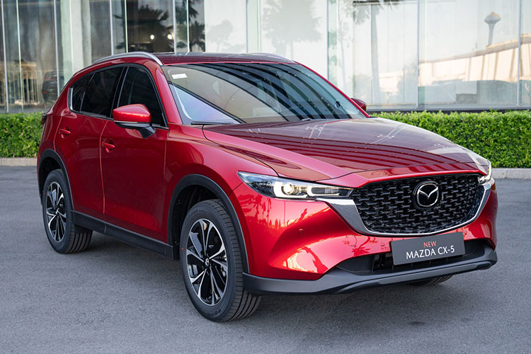 Mazda CX-5 tiếp tục khuấy động thị trường ôtô gầm cao 5 chỗ tại Việt Nam, bất chấp áp lực cạnh tranh gia tăng khi các đối thủ ồ ạt giảm giá. Mazda CX-5 vẫn cho thấy sức hút với 1.099 xe bán ra, tăng 176 xe so với tháng 2.2025. Với giá bán từ 749 – 979 triệu đồng, CX-5 vẫn là lựa chọn hàng đầu của người mua SUV tầm trung. 