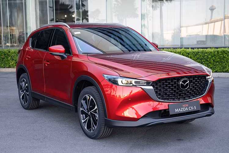 Mazda CX-5 tiếp tục khuấy động thị trường ôtô gầm cao 5 chỗ tại Việt Nam, bất chấp áp lực cạnh tranh gia tăng khi các đối thủ ồ ạt giảm giá. Mazda CX-5 vẫn cho thấy sức hút với 1.099 xe bán ra, tăng 176 xe so với tháng 2.2025. Với giá bán từ 749 – 979 triệu đồng, CX-5 vẫn là lựa chọn hàng đầu của người mua SUV tầm trung. 