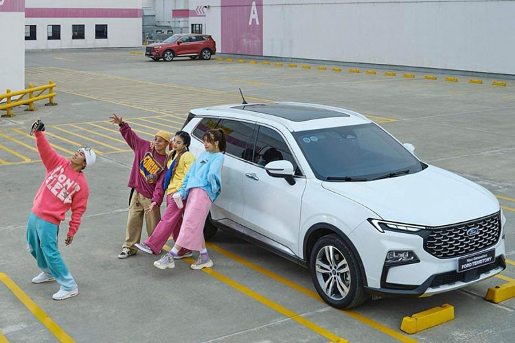 Trong tháng 3/2025, Ford Territory cũng được các đại lý Ford mạnh tay giảm giá bán để thu hút khách hàng, tăng tính cạnh tranh đồng thời "dọn kho" cho sự xuất hiện của phiên bản mới. Đây chính là yếu tố giúp doanh số Ford Territory bán tới 931 xe, tăng 467 xe so với tháng 2/2025. Territory đang được phân phối 4 phiên bản tại Việt Nam, giá bán từ 759 - 889 triệu đồng.