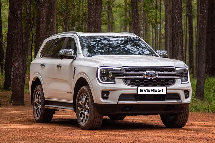 Doanh số Ford Everest trong tháng 3/2025 đạt 1.074 xe bán ra, tăng 314 xe so với tháng đầu năm. Cộng dồn cả quý 1/2025, tổng doanh số bán mẫu xe này đạt 2.134 xe. Mức giá khá cao, nhưng ưu đãi từ phía đại lý cùng sức hút về kiểu dáng, công nghệ giúp Ford Everest tạo sức hút với khách hàng. Ford Everest nhập khẩu từ Thái Lan, hiện đang phân phối tại Việt Nam 5 phiên bản, giá bán từ 1,099 - 1,545 tỷ đồng. 