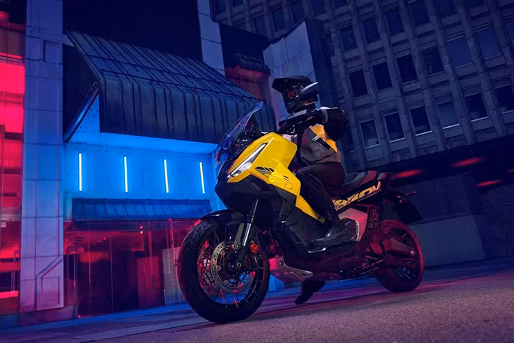 Honda X-ADV 2025 phiên bản đặc biệt màu vàng-đen, với họa tiết đồ họa đặc trưng, có giá đề xuất là 438.000 baht (tương đương 330,78 triệu đồng). Xe sẽ được bán ra tại thị trường Thái Lan trong tháng tới, tiếp theo đó là các thị trường khác trong đó có Việt Nam.