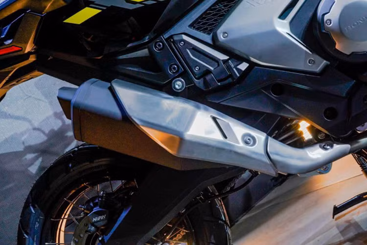 Cùng với khối động cơ 750cc, X-ADV còn có hộp số tự động loại Honda DCT 6 cấp, mang đến khả năng chuyển số mượt mà, không cần dùng đến côn. Đặc biệt, xe có 5 chế độ lái linh hoạt.