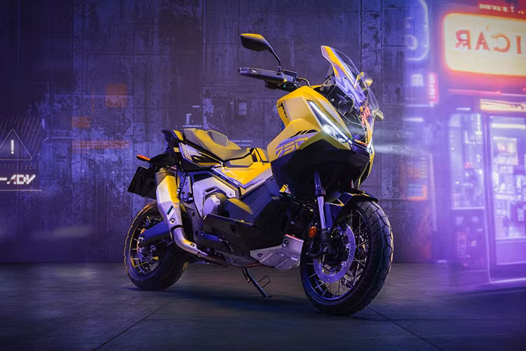 Mức giá xe Honda X-ADV 2025 bản tiêu chuẩn có mức bán ra đề xuất tại Thái Lan là 433.000 baht (khoảng 326,64 triệu đồng), với các màu sắc như Than chì đen, Xám-đen mờ bùn sâu xám, Trắng-đen ngọc trai lấp lánh trắng. 