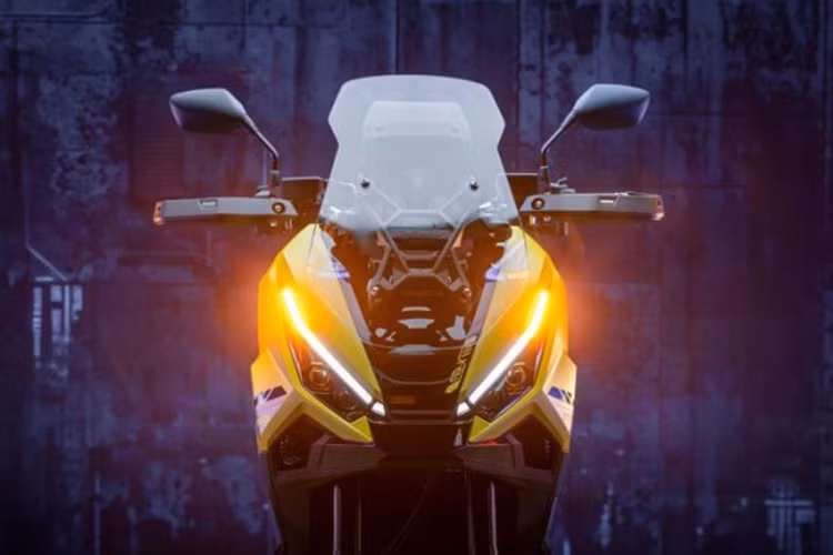 Về mặt ánh sáng, chiếc xe được trang bị đèn pha LED mới cùng với đèn chạy ban ngày (DRL) tích hợp, đảm bảo độ sáng rõ vào ban đêm và sự nổi bật vào ban ngày. Kính chắn gió mới được làm từ vật liệu sinh học tái chế, có thể điều chỉnh lên đến 139 mm, kết hợp với yên ngồi được thiết kế dành riêng cho những chuyến phiêu lưu dài.