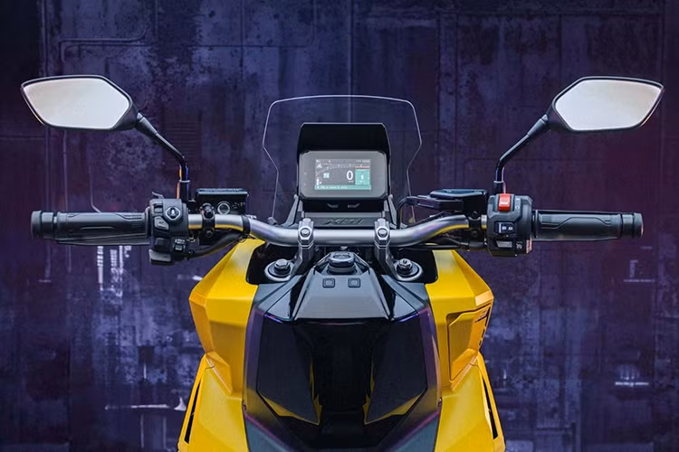 Bên cạnh đó, màn hình TFT 5 inch mới của xe có tính năng kết nối với hệ thống Honda RoadSync, cho phép người lái điều khiển cuộc gọi và nhạc thông qua Bluetooth trên mũ bảo hiểm. Xe cũng có không gian chứa đồ rộng rãi 22 lít dưới yên xe, tiện lợi cho những chuyến đi dài.