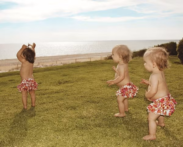 Ba cô con gái trong giai đoạn chập chững những bước đầu đời.