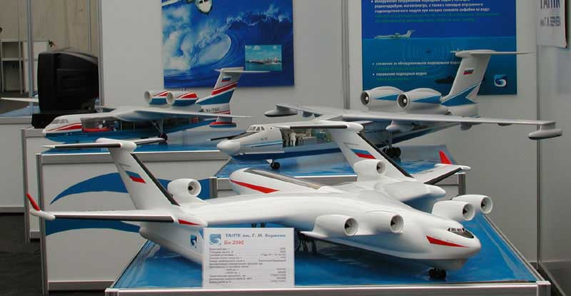 Văn phòng thiết kế Beriev là đơn vị chịu trách nhiệm thực hiện dự án đầy tham vọng và có phần viễn tưởng này, nó được xem như phiên bản thu nhỏ của chiếc Be-2500 đình đám trong quá khứ.