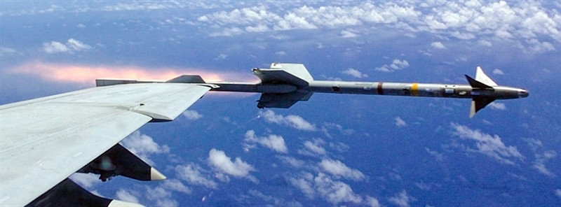 Sau vụ tấn công được công khai, một cựu phi công Mỹ từng nhiều năm lái tiêm kích F-16 khẳng định, tỷ lệ thành công khi tấn công mục tiêu của tên lửa không đối không AIM-9X không vượt quá 50%.