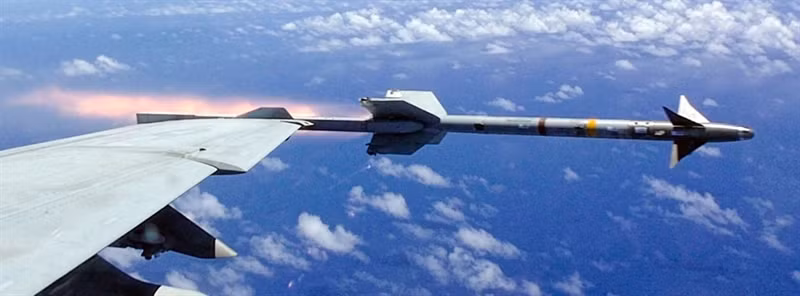 Sau vụ tấn công được công khai, một cựu phi công Mỹ từng nhiều năm lái tiêm kích F-16 khẳng định, tỷ lệ thành công khi tấn công mục tiêu của tên lửa không đối không AIM-9X không vượt quá 50%.